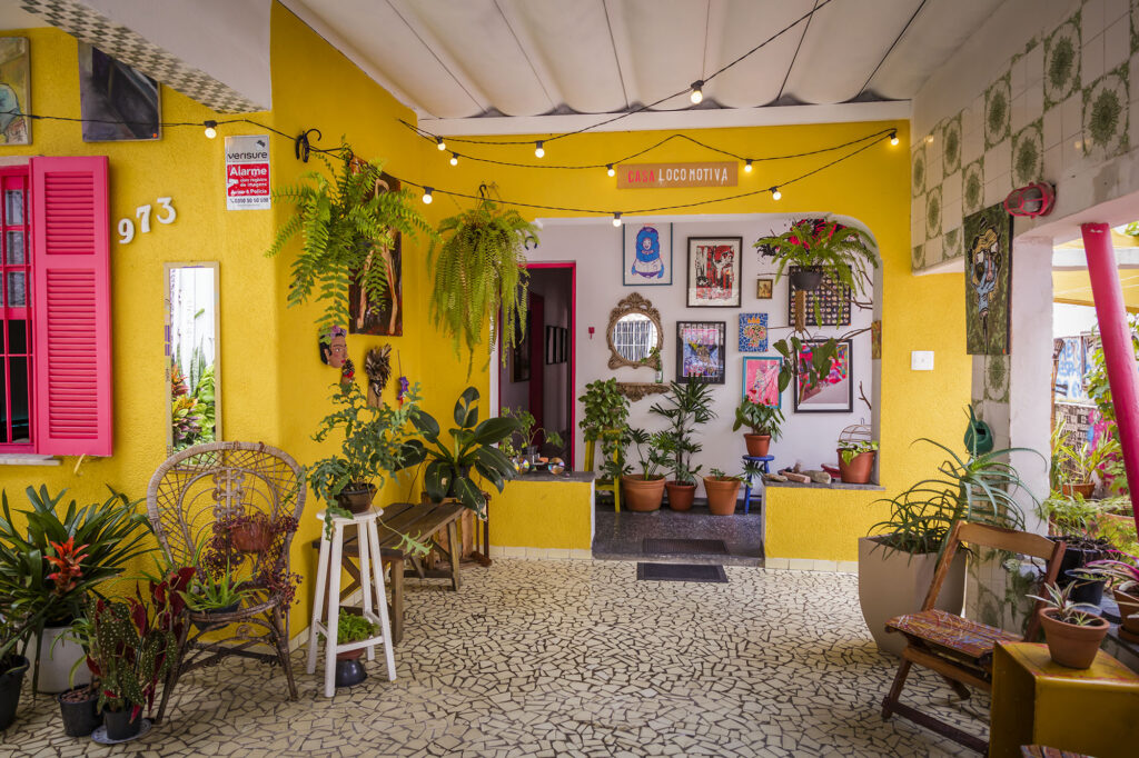 Equipe participando de oficina de arte no ateliê da Casa Locomotiva